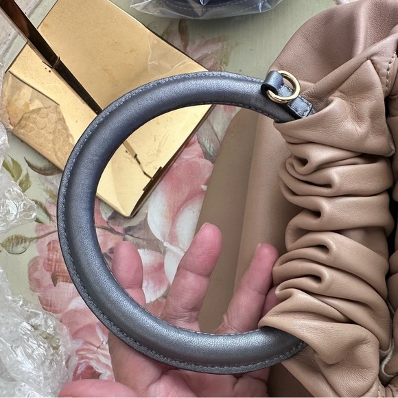 Loewe Rare two toned Limited Edition Bounce Bag Beige Leather Gold HW - Picture 12 of 15